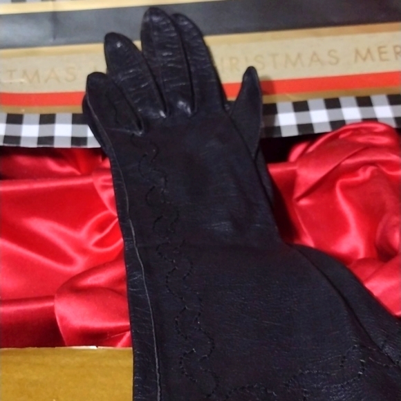 French Lambskin Leather Beautifully Embroidered Scalloped Edged Opera Gloves - Picture 6 of 6